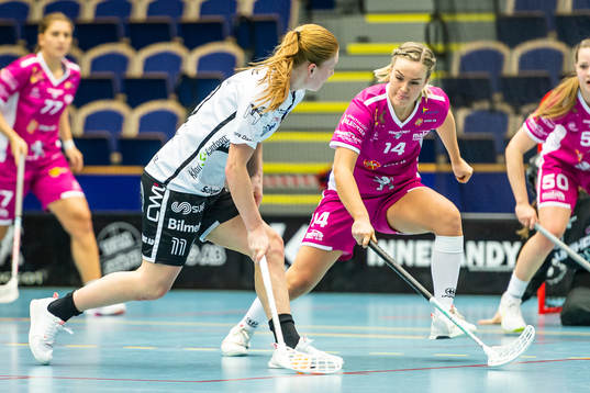 s Josefine Keller försöker täcka