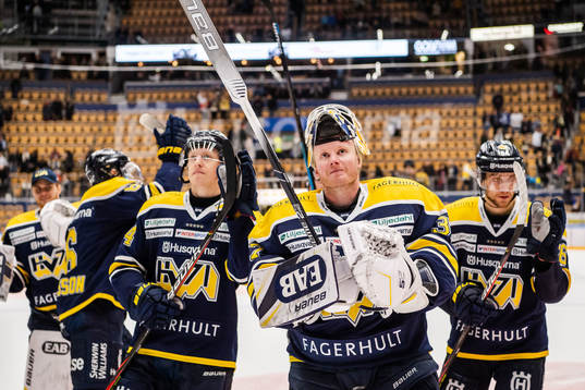 s målvakt Jonas Gunnarsson jublar