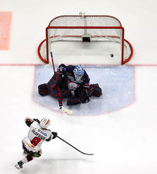 Mål på straff av Malmö Redhawks Johan Olofsson förbi