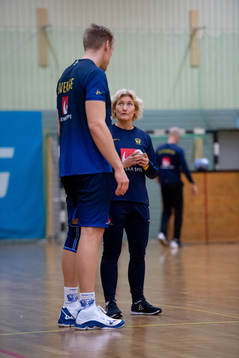 Fysioterapeut Johanna Seve pratar med Fredric Pettersson