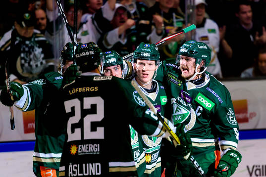 Färjestads Gustav Rydahl och Linus Johansson jublar med