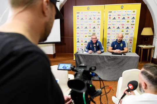 Janne Andersson, head coach of Sweden, and Jakob Kakembo