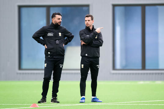 Tränare Poya Asbaghi och assisterande tränare Ferran