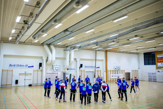 Players and staff of Norway gather in a circle
