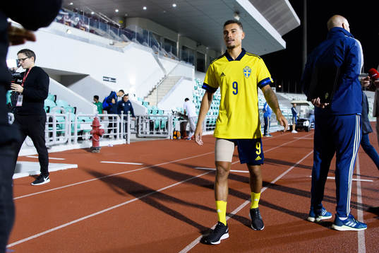 Jordan Larsson of Sweden with his leg bandaged