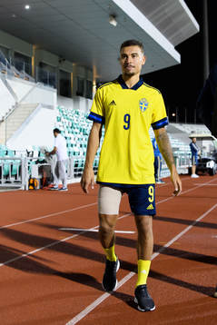 Jordan Larsson of Sweden with his leg bandaged