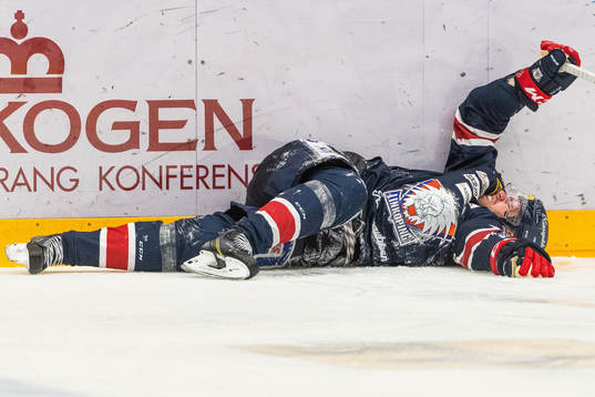 Linköpings Dan Pettersson ligger ner skadad