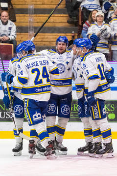Leksands Jonas Ahnelöv jublar med lagkamrater