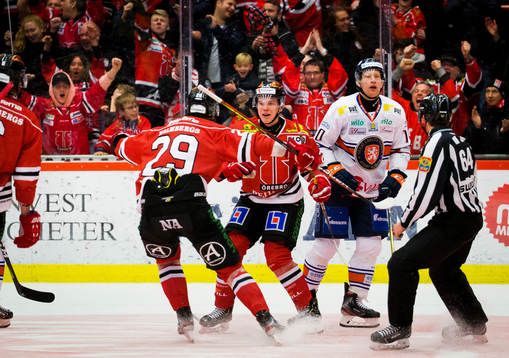 Örebros Linus Öberg gör 2-1 och jublar