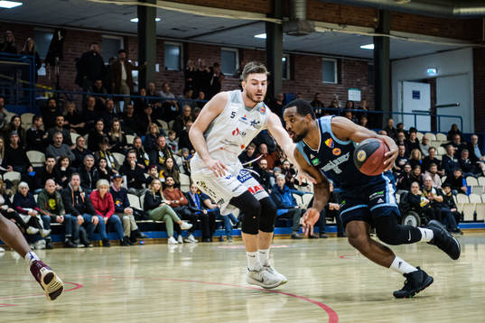 Djurgårdens Derrick Wilson och Köpings Lukas Friberg