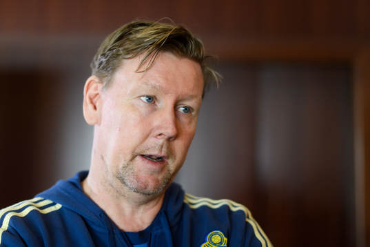 Peter Wettergren, assistant coach, is being interviewed