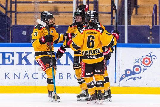 Luleås Michelle Karvinen jublar med lagkamrater