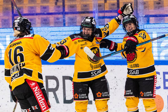 Luleås Michelle Karvinen (mitten) jublar med Petra