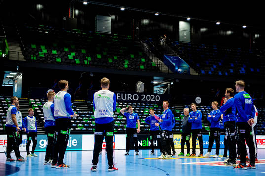 Børge Lund, assistant coach of Norway, talks to the