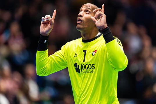 Goalkeeper Alfredo Quintana Bravo of Portugal