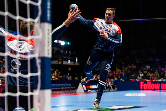 Sander Sagosen of Norway warms up