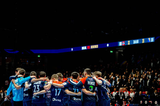 The players of Norway gather in a circle