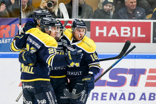 s Eric Martinsson jublar med lagkamrater