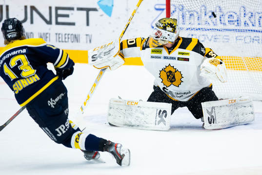 s Oscar Sundh och Skellefteås målvakt Gustaf Lindvall
