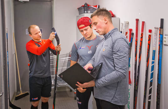 Frölundas Ryan Lasch, Rhett Rakhshani och tränare Roger