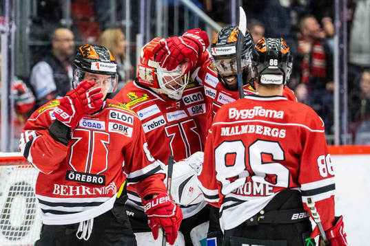 Örebros målvakt Jonas Arntzen och Daniel Muzito Bagenda