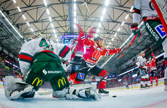 Örebros Mathias Bromé gör 1-0 på Frölundas målvakt