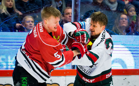 Örebros Gustav Backström och Frölundas Nicklas Lasu i en