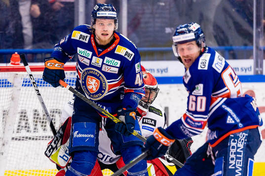 Växjös Ludvig Nilsson framför Malmö Redhawks målvakt