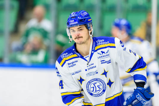 Leksands Thomas Valkvae Olsen innnan ishockeymatchen i SHL