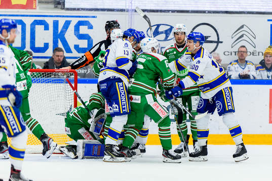 Leksands Martin Karlsson framför Rögles målvakt