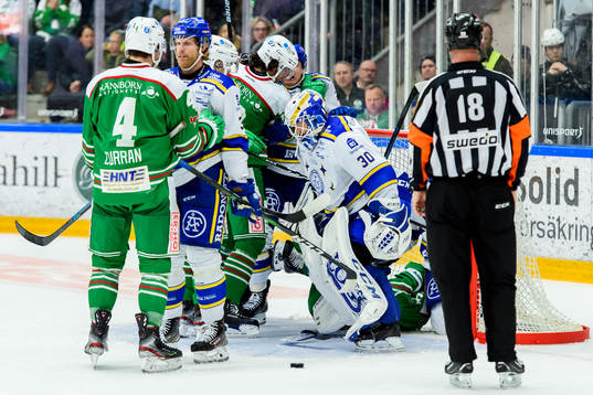 Heta känslor framför Leksands målvakt Janne Juvonen