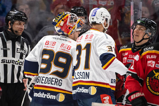 Djurgårdens målvakt Niklas Svedberg reagerar