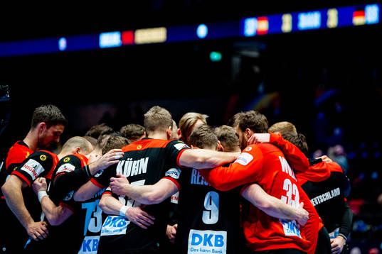 Julius Kühn and the players of Germany gather in a circle