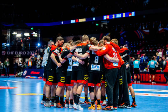 Julius Kühn and the players of Germany gather in a circle