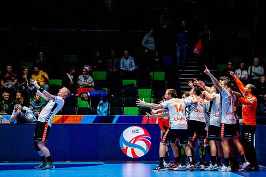 Tim Remer of Netherlands takes a selfie of the team