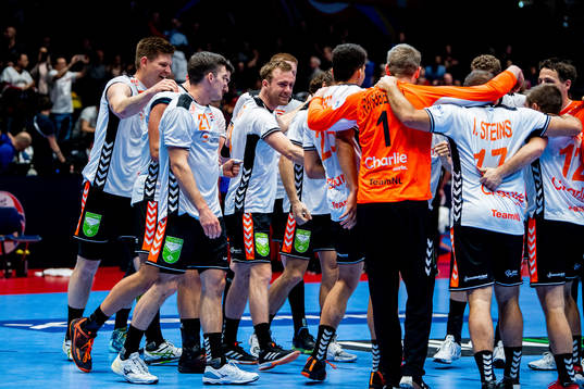 Bobby Schagen and the players of Netherlands celebrate