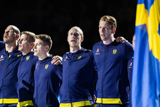 Players of Sweden singing the national anthem
