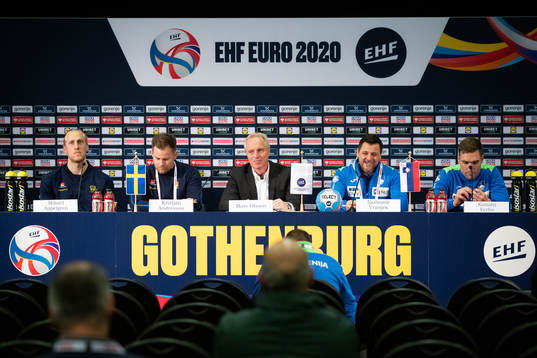 Goalkeeper Mikael Appelgren and head coach Kristján