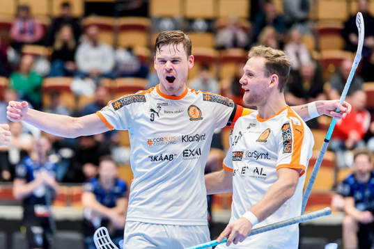 Höllvikens Pontus Karlson Martell jublar med Fabian Hansson