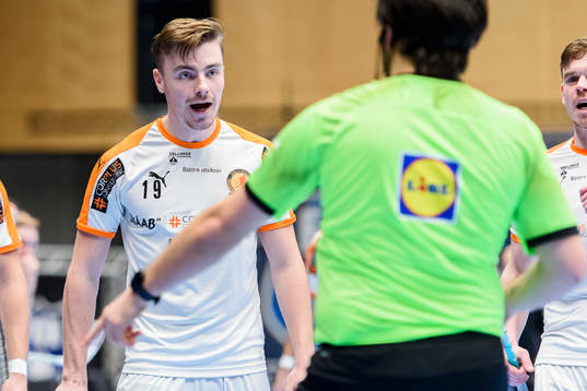 Höllvikens  Linus Bergström reagerar på ett domslut