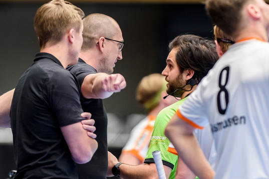 Höllvikens  tränare Joon Berggren är irriterad  på ett