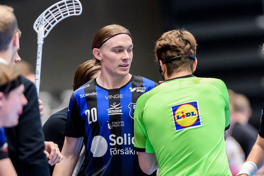 Helsingborgs Jonathan Nilsson samspråk med domaren