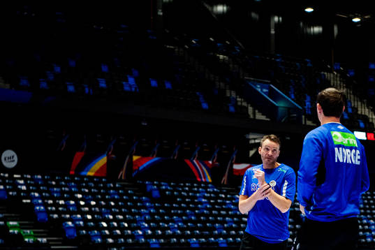 Christian Berge, head coach of Norway, talks to Sander