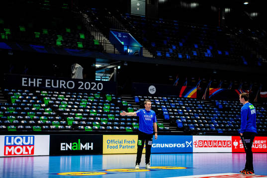 Christian Berge, head coach of Norway, talks to Sander