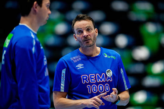 Christian Berge, head coach of Norway, talks to Sander