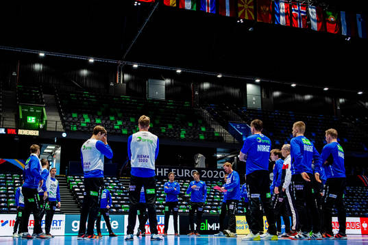 Børge Lund, assistant coach of Norway, gathers the team in