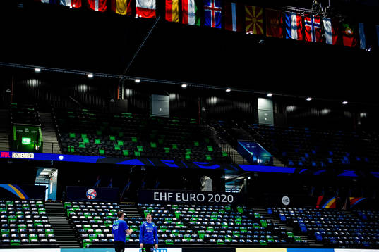 Christian Berge, head coach of Norway, talks to Sander