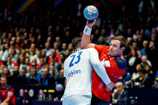 Ludovic Fabregas of France and Sander Sagosen of Norway