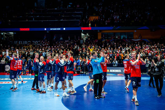 Sander Sagosen and the players of Norway celebrate