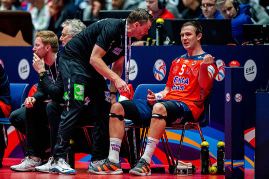 Christian Berge, head coach of Norway, talks to Sander